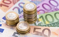 Drei unterschiedlich hohe Stapel aus Euromünzen auf Eurobanknoten - Nahaufnahme Drei unterschiedlich hohe Stapel aus Euromünzen auf Eurobanknoten - Nahaufnahme