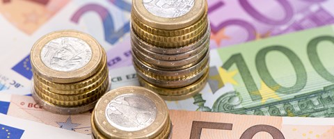 Drei unterschiedlich hohe Stapel aus Euromünzen auf Eurobanknoten - Nahaufnahme Drei unterschiedlich hohe Stapel aus Euromünzen auf Eurobanknoten - Nahaufnahme