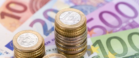 Drei unterschiedlich hohe Stapel aus Euromünzen auf Eurobanknoten - Nahaufnahme Drei unterschiedlich hohe Stapel aus Euromünzen auf Eurobanknoten - Nahaufnahme