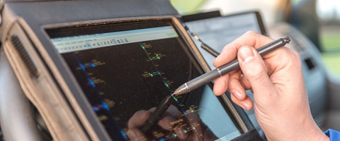 Hand mit Stift auf portablem Eingabegerät im Cockpit eines Fahrzeugs Hand mit Stift auf portablem Eingabegerät im Cockpit eines Fahrzeugs