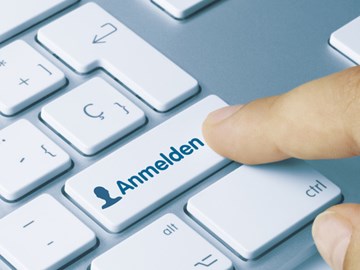 Tastaturausschnitt mit Finger auf fiktiver Taste „Anmelden Tastaturausschnitt mit Finger auf fiktiver Taste „Anmelden