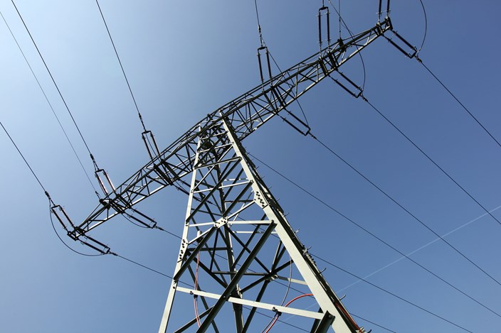 Aufnahme der Spitze eines Hochspannungsmasts aus Froschperspektive Aufnahme der Spitze eines Hochspannungsmasts aus Froschperspektive