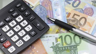 Taschenrechner und Kugelschreiber auf Eurobanknoten unterschiedlicher Werte - Nahaufnahme Taschenrechner und Kugelschreiber auf Eurobanknoten unterschiedlicher Werte - Nahaufnahme