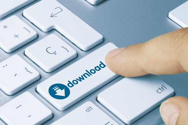 Tastaturausschnitt mit Finger auf fiktiver Taste „download Tastaturausschnitt mit Finger auf fiktiver Taste „download