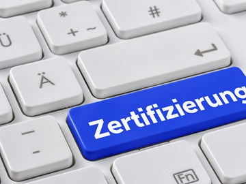 Tastaturausschnitt mit fiktiver blauer Taste „Zertifizierung Tastaturausschnitt mit fiktiver blauer Taste „Zertifizierung