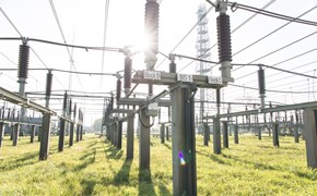 Anlage eines Umspannwerks auf einer sonnigen Wiese Anlage eines Umspannwerks auf einer sonnigen Wiese