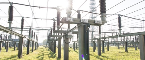 Anlage eines Umspannwerks auf einer sonnigen Wiese Anlage eines Umspannwerks auf einer sonnigen Wiese