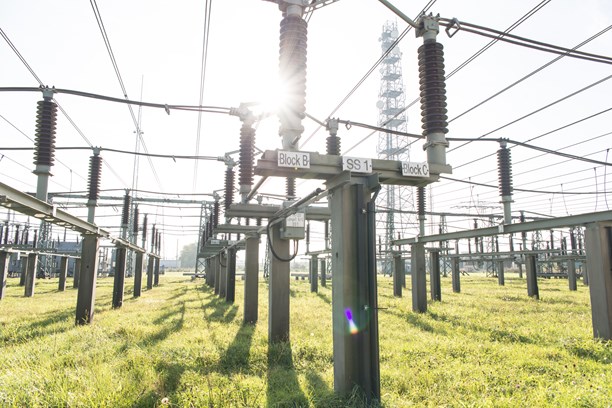 Anlage eines Umspannwerks auf einer sonnigen Wiese Anlage eines Umspannwerks auf einer sonnigen Wiese