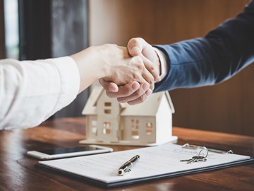 Makler und Kunde feiern mit Händeschütteln abgeschlossenen Vertrag_Händedruck und erfolgreichen Geschäftsabschluss Makler und Kunde feiern mit Händeschütteln abgeschlossenen Vertrag_Händedruck und erfolgreichen Geschäftsabschluss