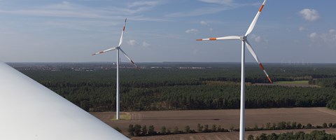 Aussicht von einem Windrad auf eine Landschaft Aussicht von einem Windrad auf eine Landschaft