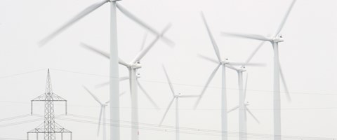 Windräder und Stromleitungen im Hintergrund eines Rapsfeldes Windräder und Stromleitungen im Hintergrund eines Rapsfeldes
